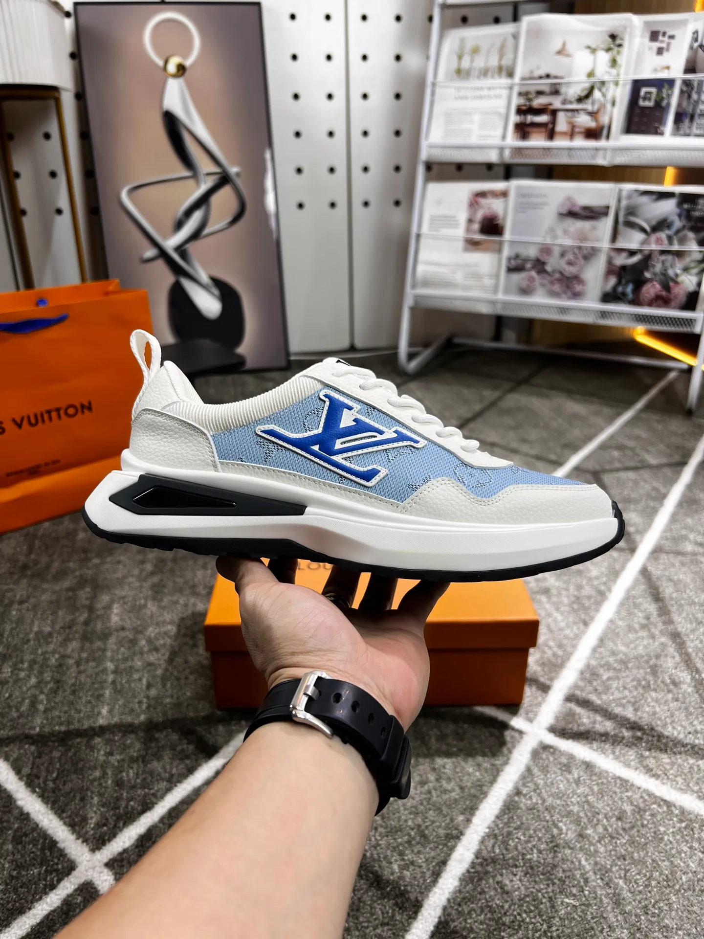 Factory price: 438 💰 LV new casual men's shoes 👉 👉 Fashionable and versatile, 💞 simple and elegant style, 🔊 made of imported cowhide, ☑️ breathable mesh lining, sheepskin feet, original wear-resistant rubber outsole, exclusive new style, actual shot, three colors available, code number: 38-44, (45 can be customized)